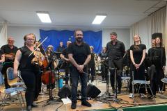 „…Ein weiterer Stein der Freundschaft wurde jetzt durch ein gemeinsames Konzert des französischen Orchesters „Stratosfonic“ und der GBO-Bigband der starken Mauer der Freundschaft hinzugefügt“, stellte Dirigent Sebastian Lacroix (Bildmitte) fest.