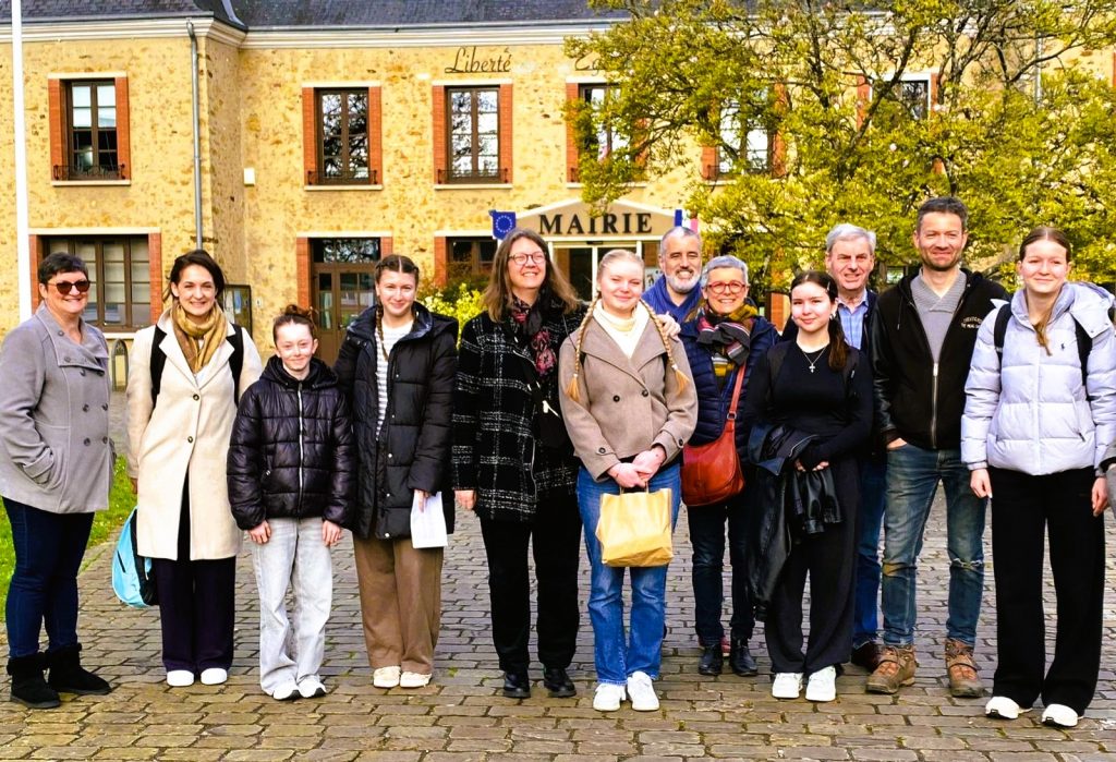Bild 1: Die Praktikantinnen mit ihren Gastfamilien vor dem Bürgermeisteramt in Changé.