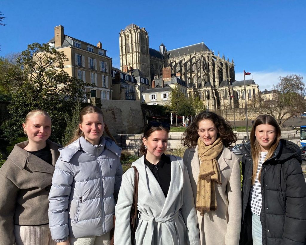 Bild 2: Besuch der Kathedrale in Le Mans (von links: Isabell Müller, Leona Reinhardt, Julina Burau, Johanna Steinhauer, Lena Berk).